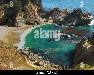 Blick auf mcway Falls in Julia Pfeiffer Burns State Park auf dem Highway 1 entlang der Kalifornischen Küste in Big Sur Stockfoto