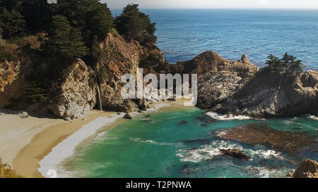 Weiten Blick über mcway Falls in Julia Pfeiffer Burns State Park auf dem Highway 1 entlang der Kalifornischen Küste in Big Sur Stockfoto