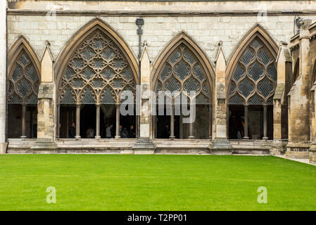 Klöster und Innenhof des Royal Westminster Abbey. London, Großbritannien Stockfoto