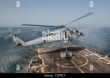 190328-N-OW 019-1071 arabischen Golf (28. März 2019) US Navy Fachkraft für Lagerlogistik 3. Klasse Michael Lipscomb, aus Atlanta, und Seaman Aaron Kiefer, von Los Angeles, an der Ladung zu einem MH-60S Sea Hawk Hubschrauber Hubschrauber Meer Combat Squadron (HSC) 14 zugewiesen an Bord der geführte Anti-raketen-Zerstörer USS Chung-Hoon (DDG93) während einer vertikalen Auffüllung mit dem Dry Cargo und Munition ship USNS Charles Drew (T-AKE 10) im Arabischen Golf, 28. März 2019. Die chung-hoon ist in die USA 5 Flotte Bereich für Maßnahmen zur Erhöhung der Marineoperationen bereitgestellt maritime Stabilität und Wertpapiere zu gewährleisten Stockfoto