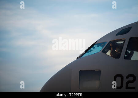 C-17 Globemaster III Aircrew Mitglieder, dem 14 Airlift Squadron zugeordnet, erwartet, dass sie ein Taxi während einer Nacht Ausbildung sortie bei Joint Base Charleston, S.C., 14. März 2019. Die 14 Airlift Squadron bietet Bekämpfung bereit C-17A Globemaster III Flugzeugbesatzungen für weltweite, Lieferung Luftbrücke unterstützt schnelle globale Mobilität Bemühungen der Luftwaffe während der globalen Risiken. (U.S. Air Force Foto von Tech. Sgt. Larry E. Reid jr.) Stockfoto