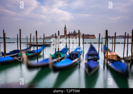 Gondeln vertäut an der Piazza San Marco und die Kirche San Giorgio Maggiore im Hintergrund Stockfoto