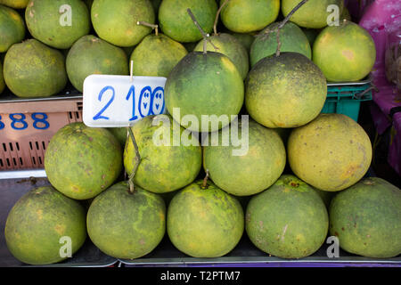 Pomelo Früchte oder Citrus Maxima oder Citrus Grandis auf Abschaltdruck zu verkaufen an den lokalen Shop in Nakhon Nayok, Thailand Stockfoto