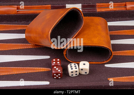 Backgammon Spiel mit Würfel und Würfelbecher Stockfoto