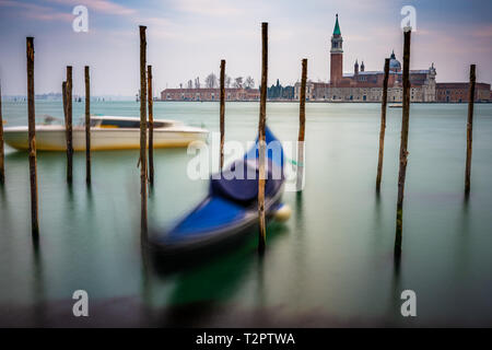 Gondeln vertäut an der Piazza San Marco und die Kirche San Giorgio Maggiore im Hintergrund Stockfoto