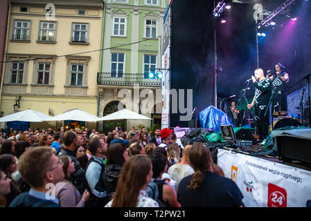 Lemberg, Ukraine - 7. September 2018: die Masse Menschen zuhören Stadt Konzert Musik Spaß haben. Stockfoto