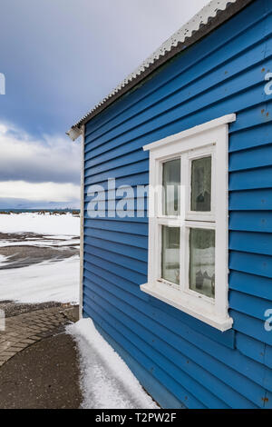 Eine klassische blaue Haus in Ísafjörður, gelegen an der grossen Fjord bekannt als Ísafjarðardjúp, in den Westfjorden region Island [kein Eigentum Freigabe; Stockfoto