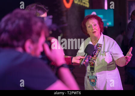 Rita Gilligan MBE, die ursprüngliche Kellnerin und internationale kulturelle Botschafter für Hard Rock Cafe, in dem Sie erfahrene interviewt? Veranstaltung Stockfoto