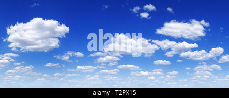 Cloudscape Panorama - Blauer Himmel und weiße Wolken Stockfoto