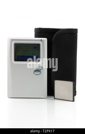 Multi-card reader mit HDD-Daten bank - auf weißem Hintergrund Stockfoto