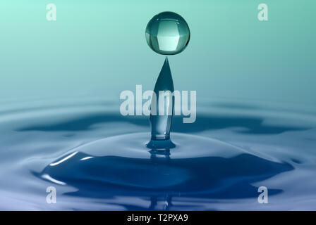 Nahaufnahme auf Wasser spritzen. Fallende Tropfen Wasser. Stockfoto