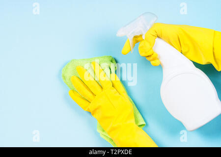 Frau Reinigung blaue Wand Microfaser mit rag und Reinigungsspray Agent. Stockfoto