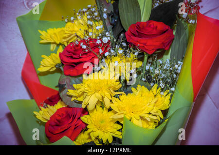 Blumenstrauß aus Chrysanthemen und Gerbera. Blumenstrauß für den Urlaub. Bereit, Blumenstrauß. Helle Geschenke Stockfoto