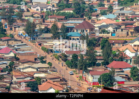 Häuser Wildwuchs in einem überfüllten Hügel in Kigali, der Hauptstadt Ruandas. Stockfoto