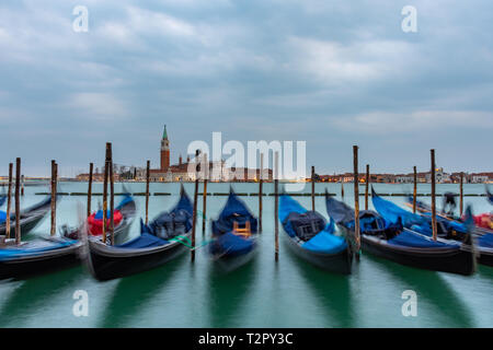 Gondeln vertäut an der Piazza San Marco und die Kirche San Giorgio Maggiore im Hintergrund Stockfoto