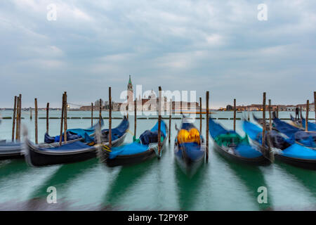 Gondeln vertäut an der Piazza San Marco und die Kirche San Giorgio Maggiore im Hintergrund Stockfoto