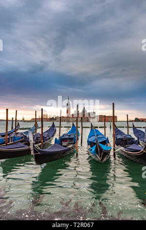 Gondeln vertäut an der Piazza San Marco und die Kirche San Giorgio Maggiore im Hintergrund Stockfoto