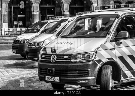 Polizeiautos in Amsterdam Die Niederlande 2019 in Schwarz und Weiß Stockfoto