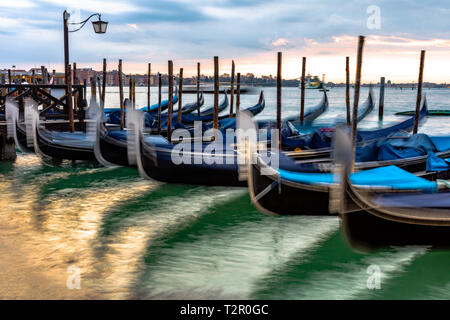 Gondeln vertäut an der Piazza San Marco und die Kirche San Giorgio Maggiore im Hintergrund Stockfoto