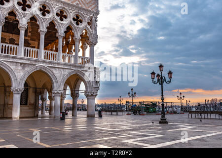 Doge's Palace an der Piazza San Marco in Venedig bei Sonnenaufgang, Italien Stockfoto