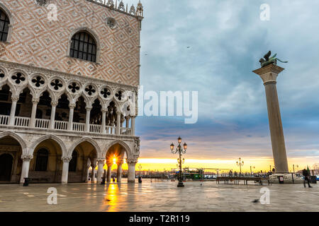 Doge's Palace an der Piazza San Marco in Venedig bei Sonnenaufgang, Italien Stockfoto