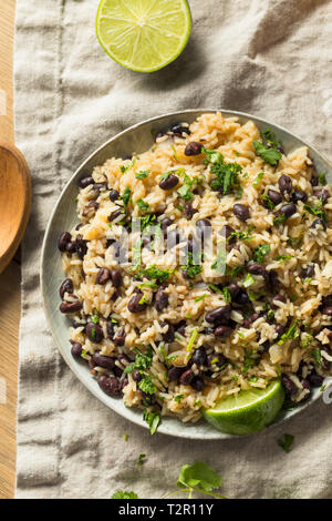 Hausgemachte mexikanischen Schwarze Bohnen und Reis mit Koriander Stockfoto