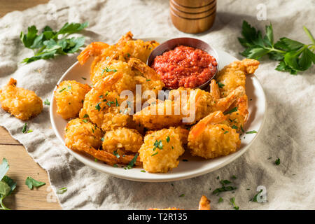 Hausgemachte Fried Coconut Shrimps mit Cocktailsauce Stockfoto