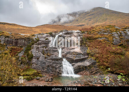 Die Treffen der drei Gewässer Wasserfall Der Wasserfall liegt am Fuße der Drei Schwestern von Glen Coe, Schottland Stockfoto