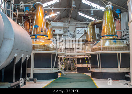 Ein Blick auf die Destillation mit Pot Stills aus Kupfer für Ladung-destillation am Ben Nevis Distillery in Fort William, Schottland Stockfoto