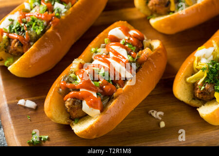 Hausgemachte Gourmet vegane Würstchen mit verschiedenen Toppings Stockfoto