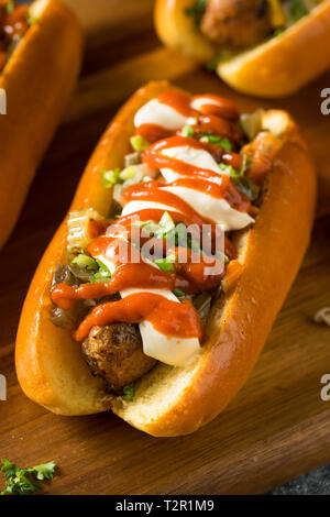 Hausgemachte Gourmet vegane Würstchen mit verschiedenen Toppings Stockfoto