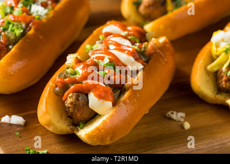 Hausgemachte Gourmet vegane Würstchen mit verschiedenen Toppings Stockfoto