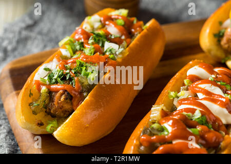 Hausgemachte Gourmet vegane Würstchen mit verschiedenen Toppings Stockfoto