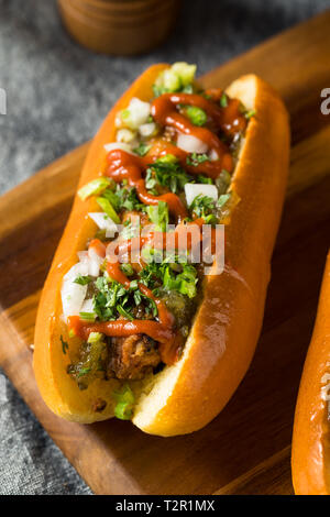 Hausgemachte Gourmet vegane Würstchen mit verschiedenen Toppings Stockfoto