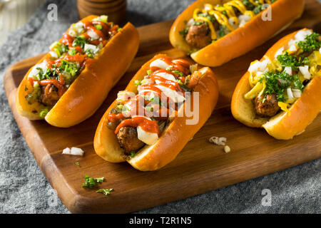 Hausgemachte Gourmet vegane Würstchen mit verschiedenen Toppings Stockfoto