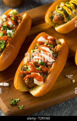 Hausgemachte Gourmet vegane Würstchen mit verschiedenen Toppings Stockfoto