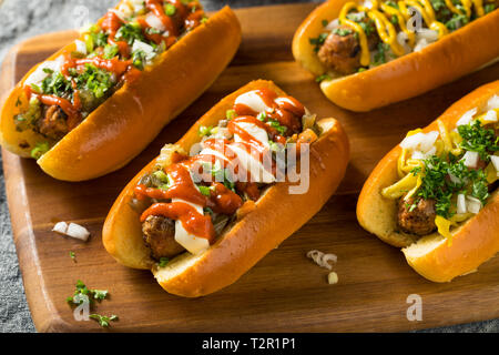 Hausgemachte Gourmet vegane Würstchen mit verschiedenen Toppings Stockfoto