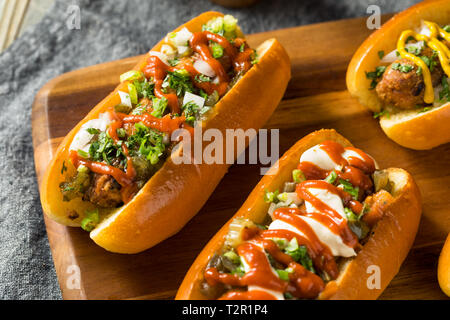 Hausgemachte Gourmet vegane Würstchen mit verschiedenen Toppings Stockfoto