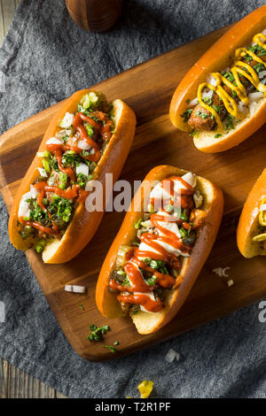 Hausgemachte Gourmet vegane Würstchen mit verschiedenen Toppings Stockfoto