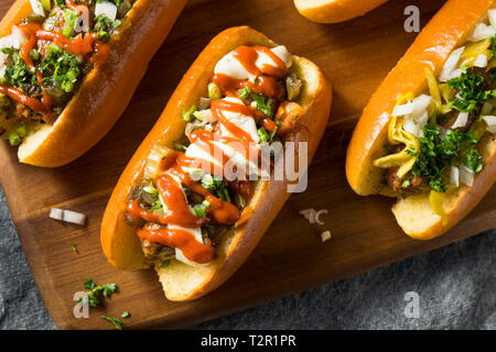 Hausgemachte Gourmet vegane Würstchen mit verschiedenen Toppings Stockfoto