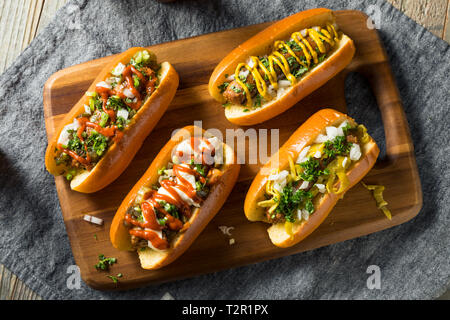 Hausgemachte Gourmet vegane Würstchen mit verschiedenen Toppings Stockfoto