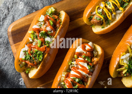 Hausgemachte Gourmet vegane Würstchen mit verschiedenen Toppings Stockfoto