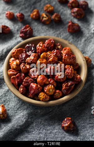 OwlOrganic trocken Dundicut Paprika in eine Schüssel geben. Stockfoto