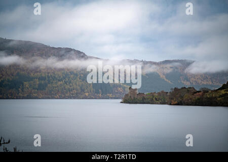 Ruine des Urquhart Castle am Ufer des Loch Ness in Schottland, Vereinigtes Königreich Stockfoto