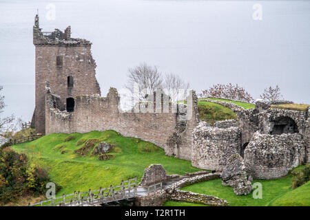 Sitzt neben Urquhart Castle Loch Ness in den Highlands von Schottland in der Nähe von Loch Ness in Schottland, Vereinigtes Königreich Stockfoto