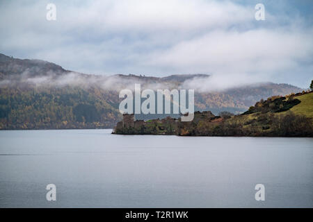 Ruine des Urquhart Castle am Ufer des Loch Ness in Schottland, Vereinigtes Königreich Stockfoto