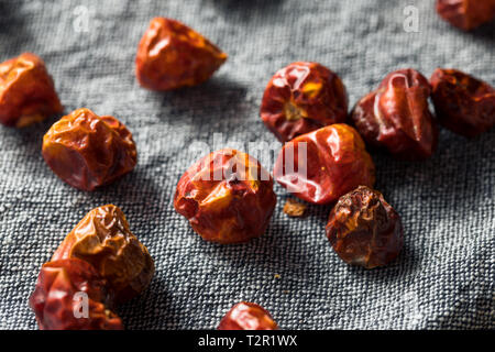 OwlOrganic trocken Dundicut Paprika in eine Schüssel geben. Stockfoto