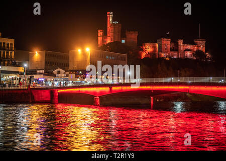 Inverness Castle und leuchtet eine Brücke über den Fluss Ness in Inverness, Schottland Stockfoto