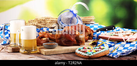 Traditionelle deutsche Küche, Schweinshaxe gebraten ham Hock. Bier, Brezeln und verschiedene bayerische Spezialitäten. Oktoberfest Stockfoto