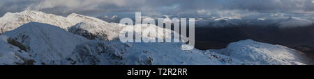 Sbow, schneebedeckten Berge von Glen Coe und Glen Etive von Sgurr na h-Ulaidh, Schottland Stockfoto